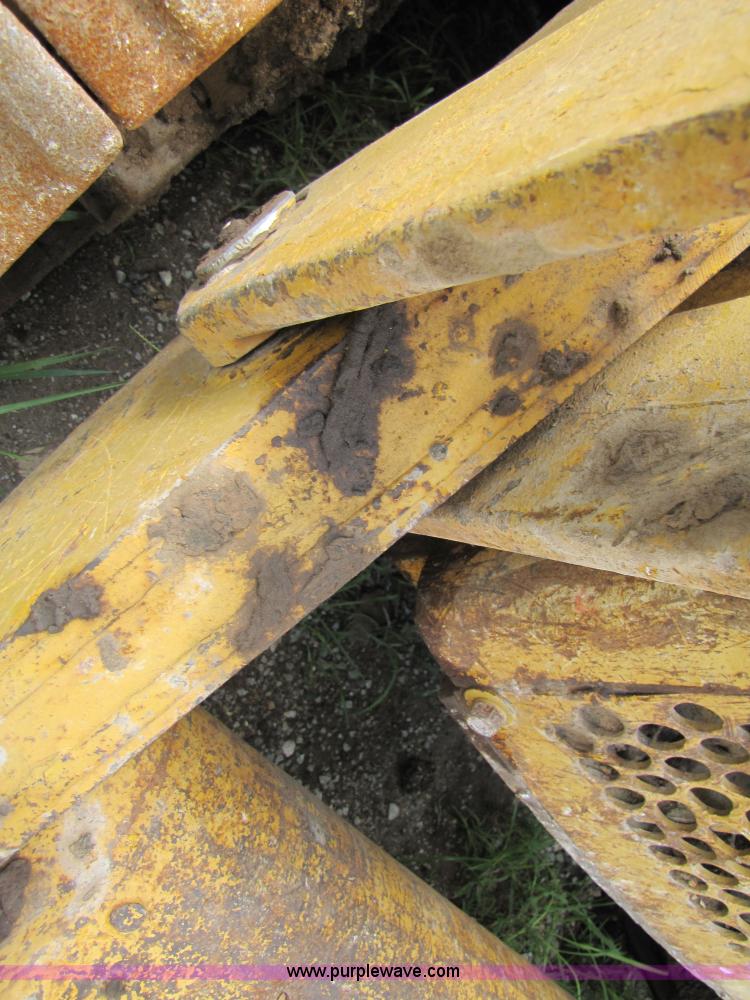 image for item 3060 1972 Caterpillar 955L track loader