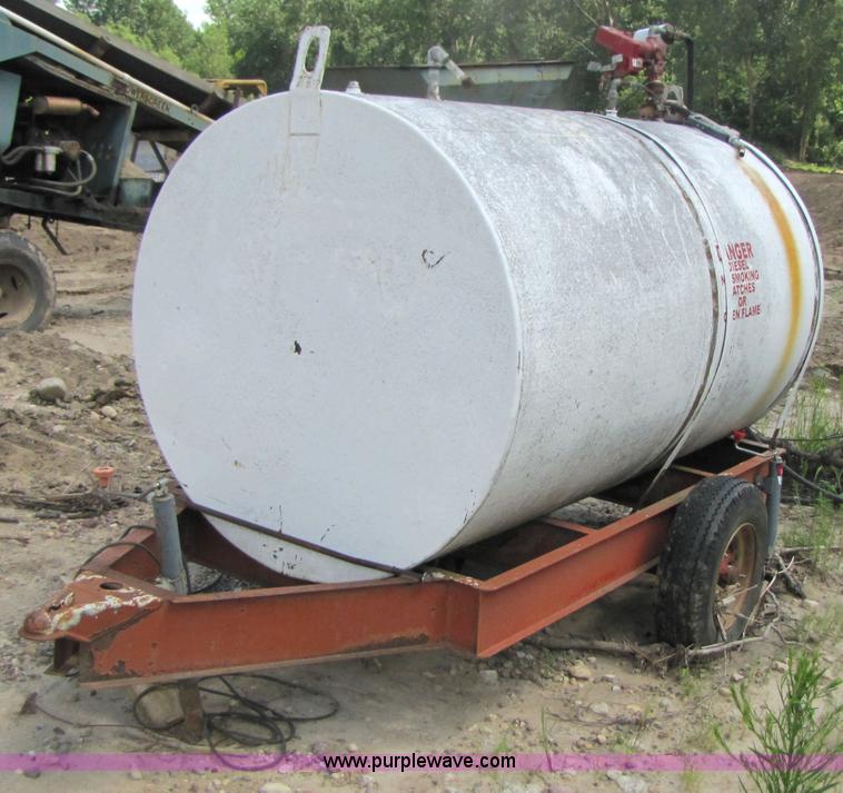 image for item 3592 1000 gallon fuel tank with trailer
