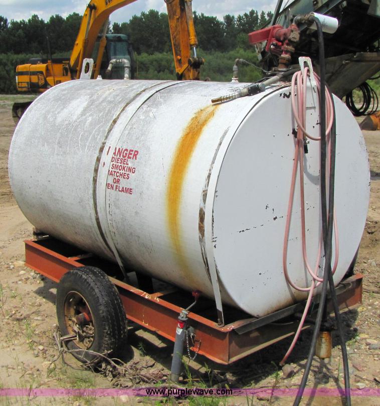 image for item 3592 1000 gallon fuel tank with trailer