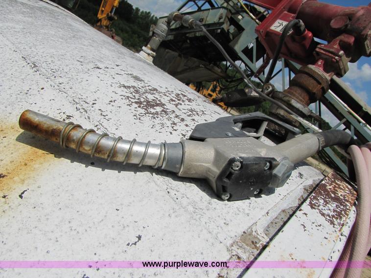 image for item 3592 1000 gallon fuel tank with trailer