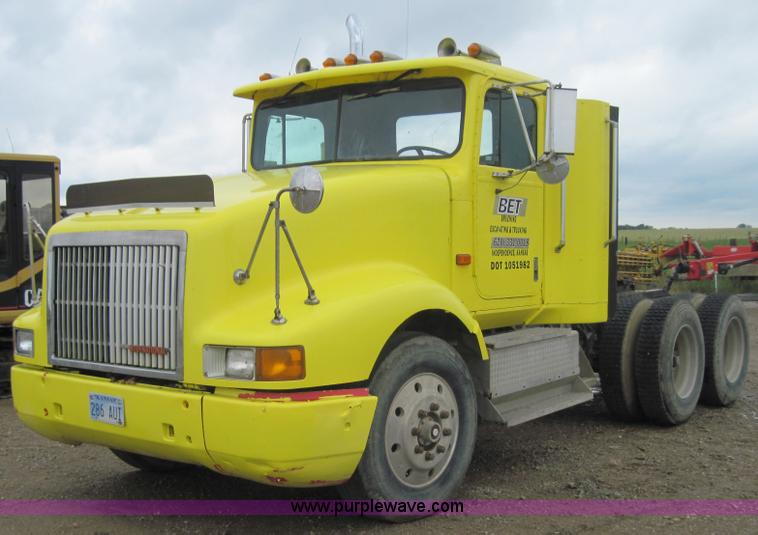 image for item 4000 1990 International Series 9400 semi truck