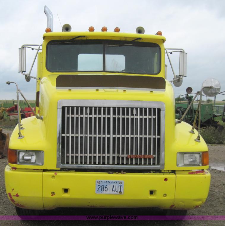 image for item 4000 1990 International Series 9400 semi truck