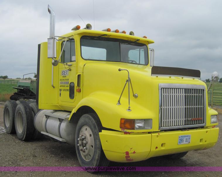 image for item 4000 1990 International Series 9400 semi truck