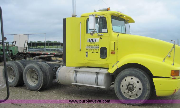 image for item 4000 1990 International Series 9400 semi truck