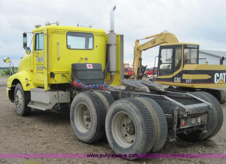 image for item 4000 1990 International Series 9400 semi truck