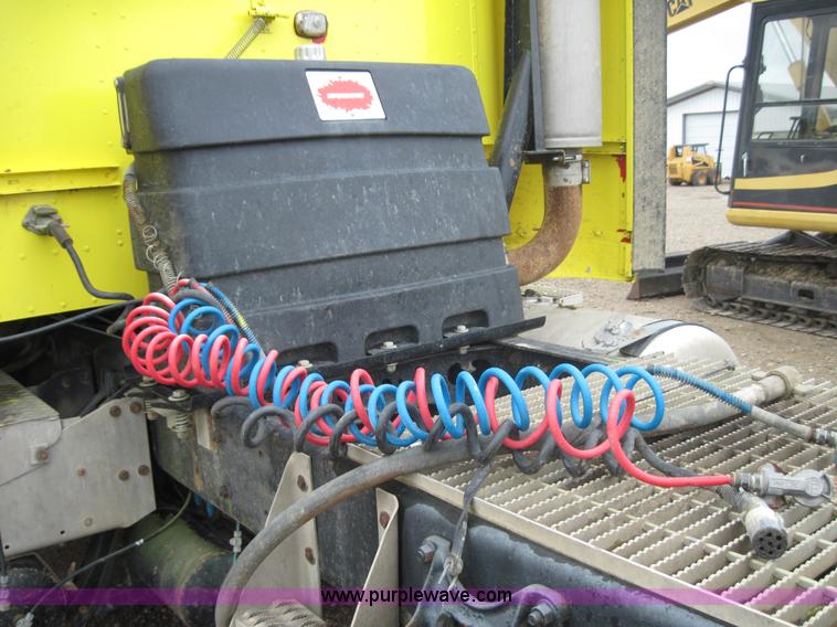 image for item 4000 1990 International Series 9400 semi truck