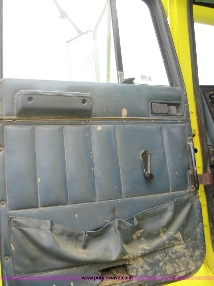 image for item 4000 1990 International Series 9400 semi truck