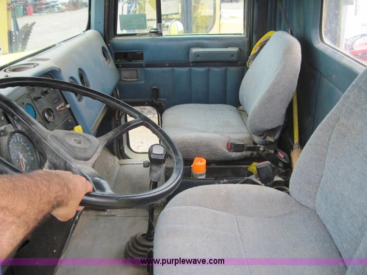 image for item 4000 1990 International Series 9400 semi truck