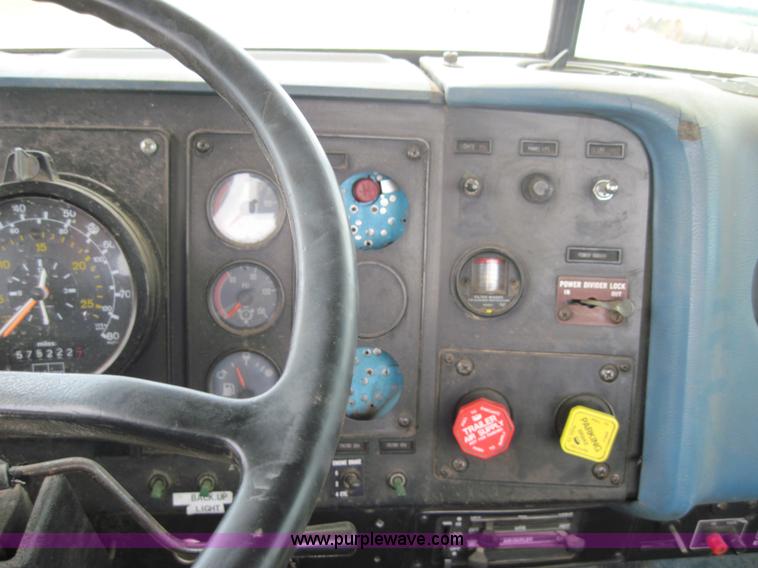 image for item 4000 1990 International Series 9400 semi truck