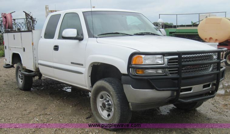 image for item 4006 2002 GMC Sierra K2500 HD pickup truck