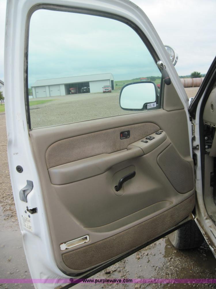 image for item 4006 2002 GMC Sierra K2500 HD pickup truck