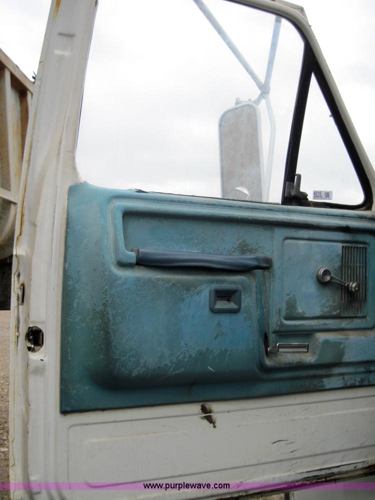 image for item 4010 1981 Ford Medium Heavy F600 truck