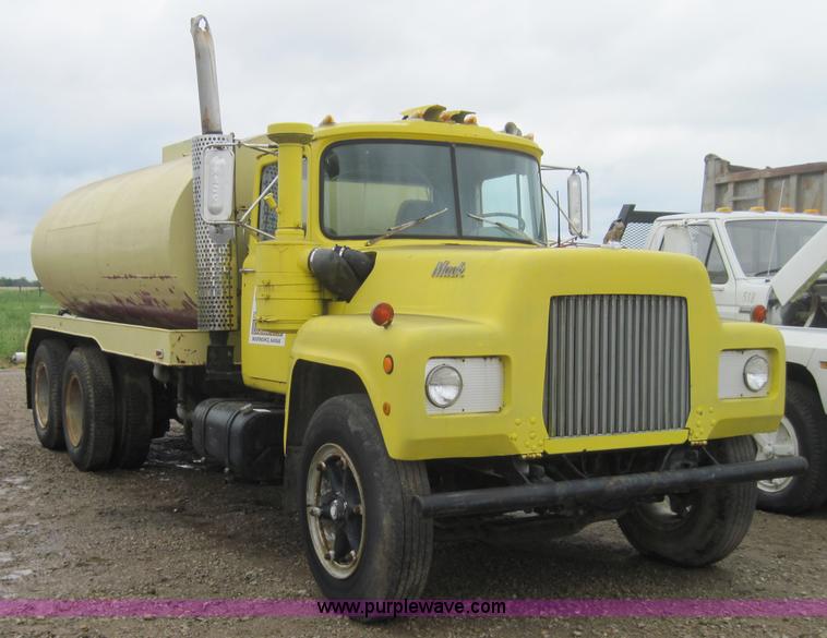 image for item 4011 1972 Mack R-600 tanker truck