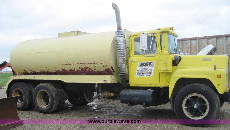 image for item 4011 1972 Mack R-600 tanker truck