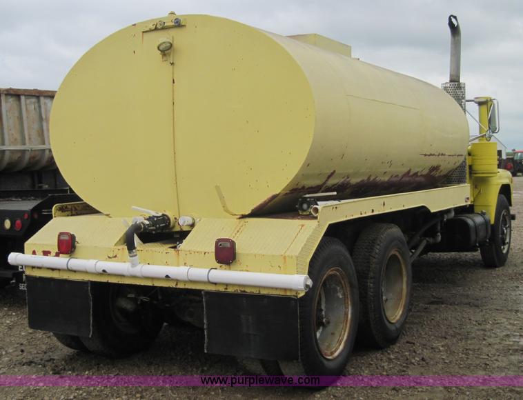 image for item 4011 1972 Mack R-600 tanker truck