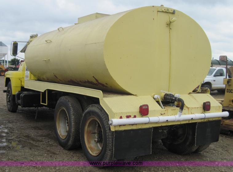 image for item 4011 1972 Mack R-600 tanker truck