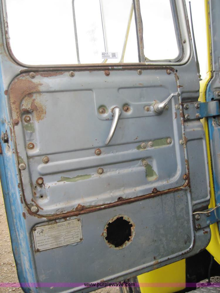 image for item 4011 1972 Mack R-600 tanker truck