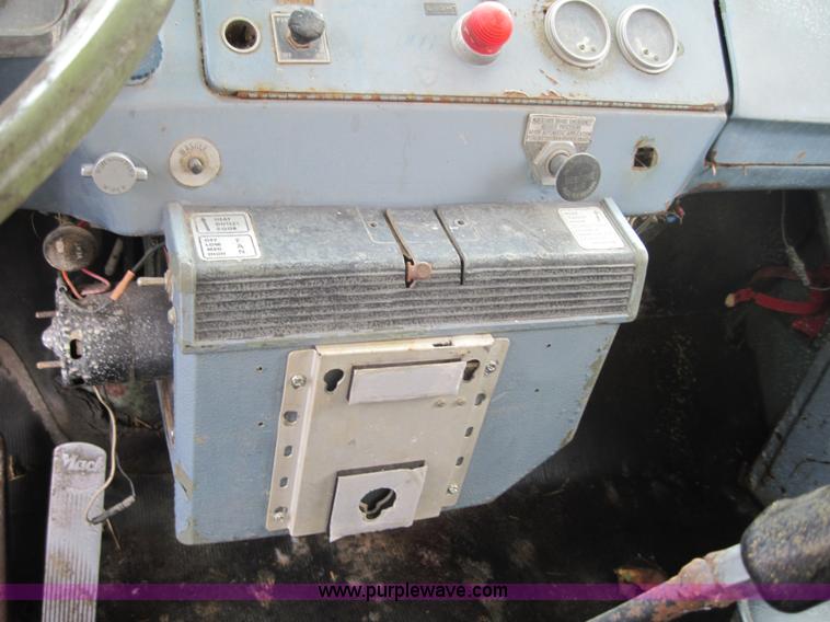 image for item 4011 1972 Mack R-600 tanker truck