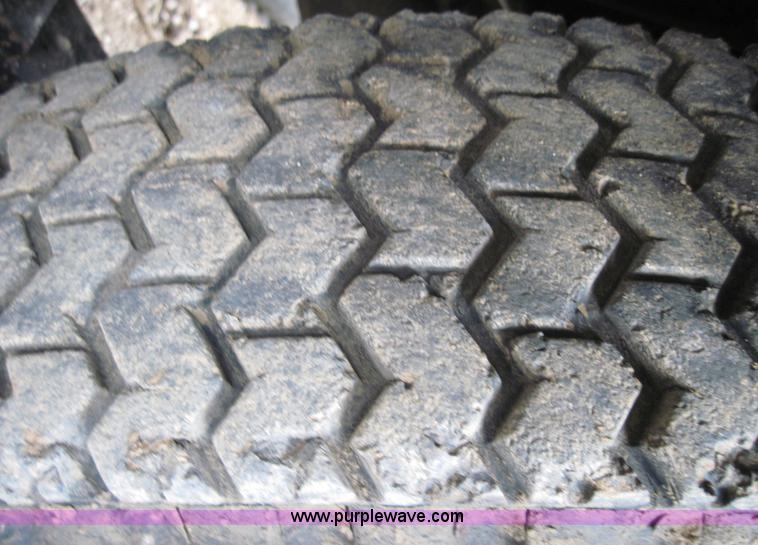 image for item 4011 1972 Mack R-600 tanker truck