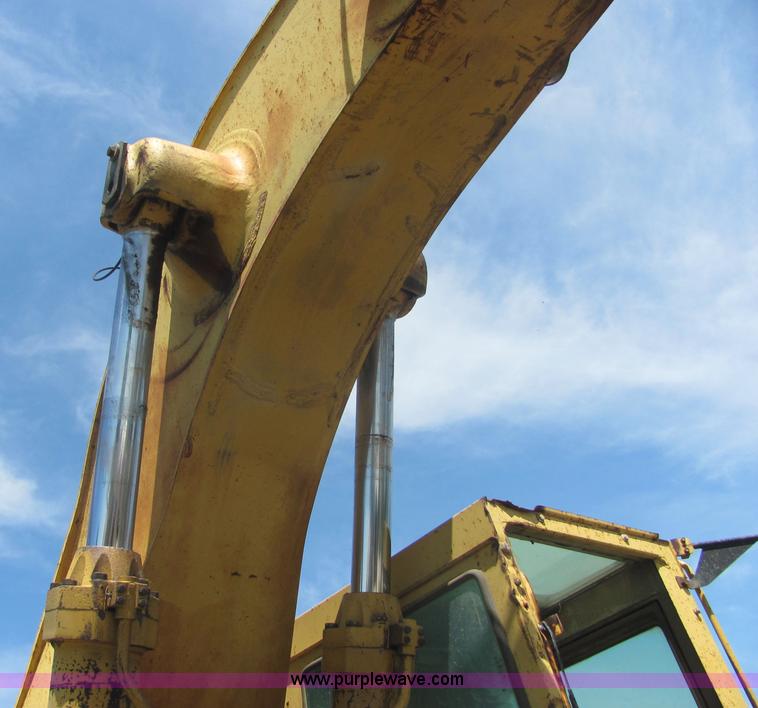 image for item 4617 1989 Caterpillar 235C excavator