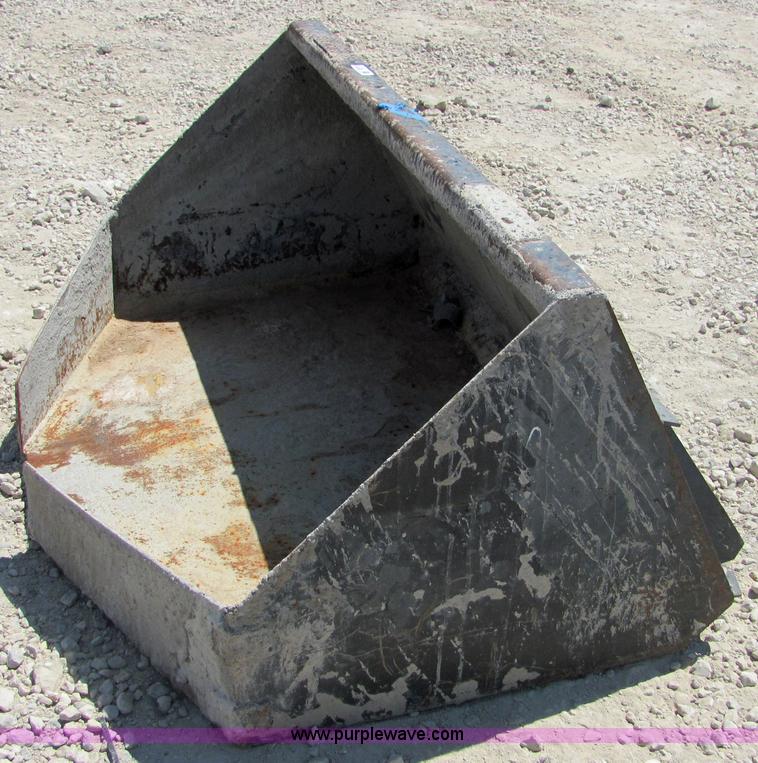 image for item 4742 Concrete skid steer bucket