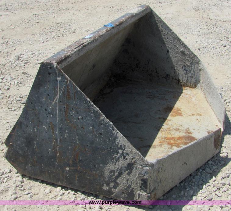 image for item 4742 Concrete skid steer bucket