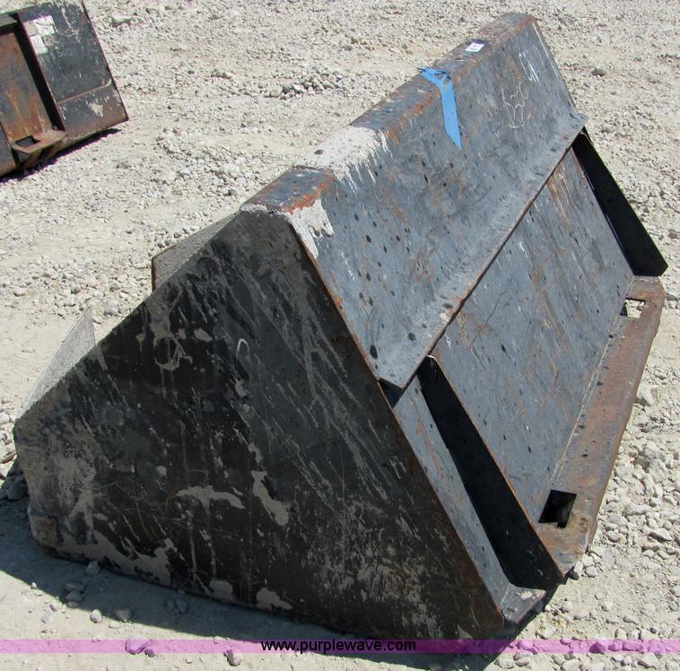 image for item 4742 Concrete skid steer bucket