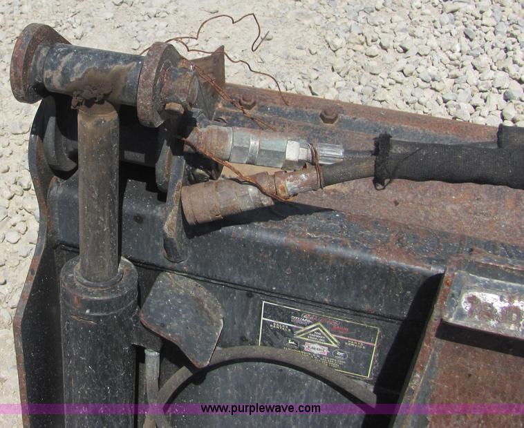 image for item 4744 John Deere 78" skid steer clam bucket