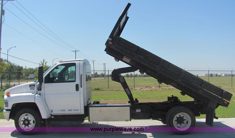 image for item 4776 2005 GMC C5500 dump truck