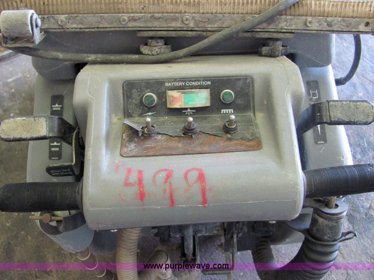 image for item 4798 Nobles 3301 floor scrubber