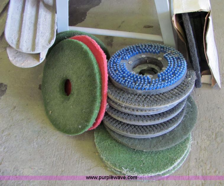 image for item 4798 Nobles 3301 floor scrubber