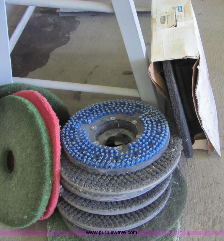 image for item 4798 Nobles 3301 floor scrubber