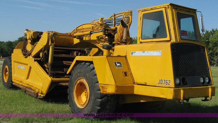 image for item 5046 1976 John Deere 762 paddle scraper