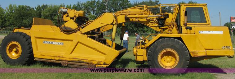 image for item 5046 1976 John Deere 762 paddle scraper