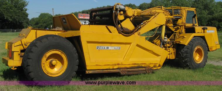 image for item 5046 1976 John Deere 762 paddle scraper