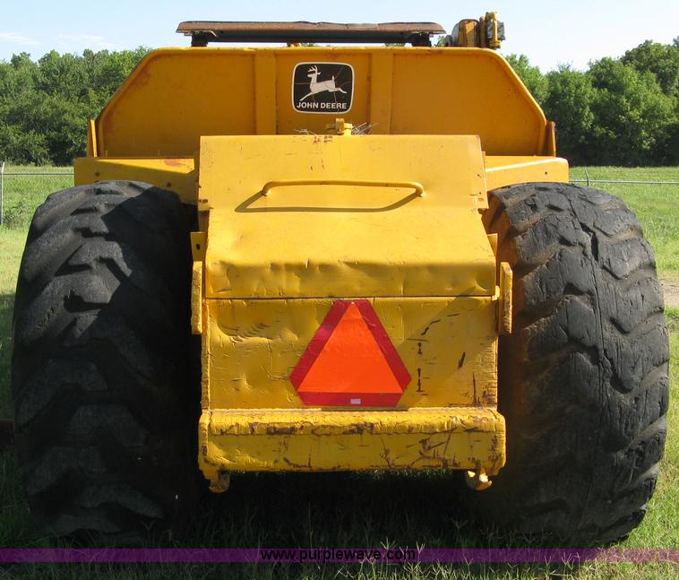 image for item 5046 1976 John Deere 762 paddle scraper