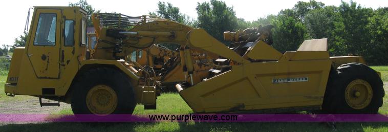 image for item 5046 1976 John Deere 762 paddle scraper