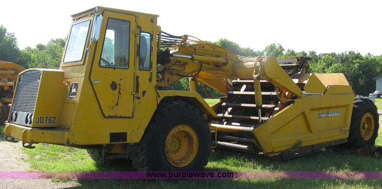 image for item 5046 1976 John Deere 762 paddle scraper