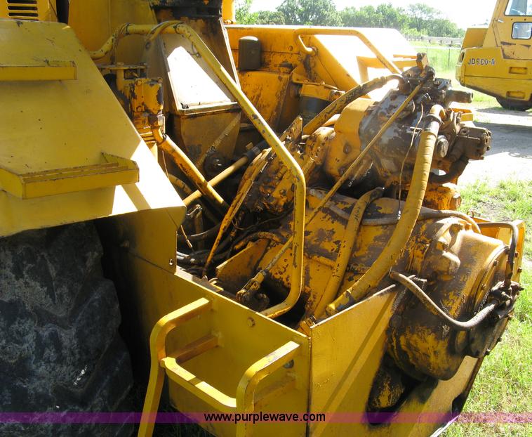 image for item 5046 1976 John Deere 762 paddle scraper