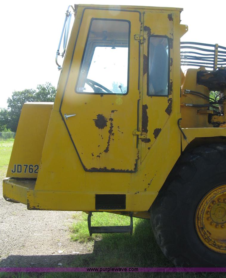 image for item 5046 1976 John Deere 762 paddle scraper