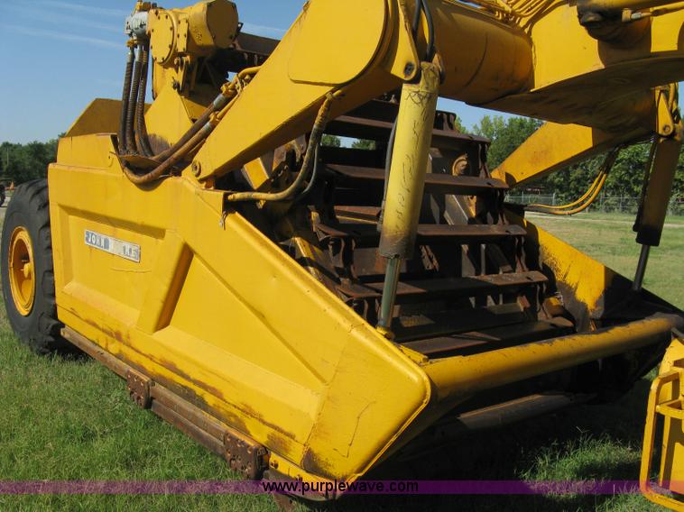 image for item 5046 1976 John Deere 762 paddle scraper