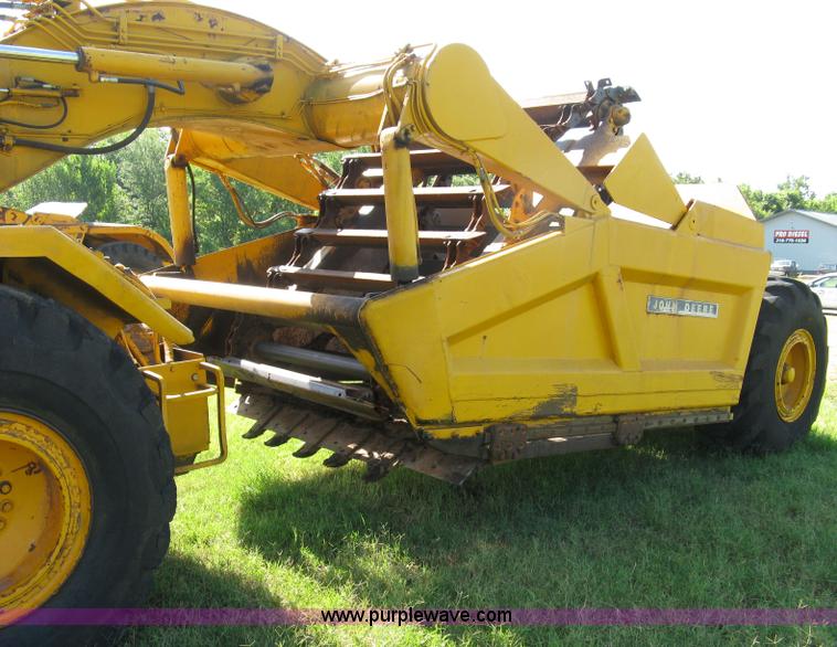 image for item 5046 1976 John Deere 762 paddle scraper