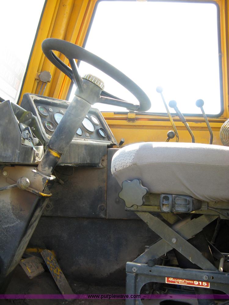 image for item 5046 1976 John Deere 762 paddle scraper