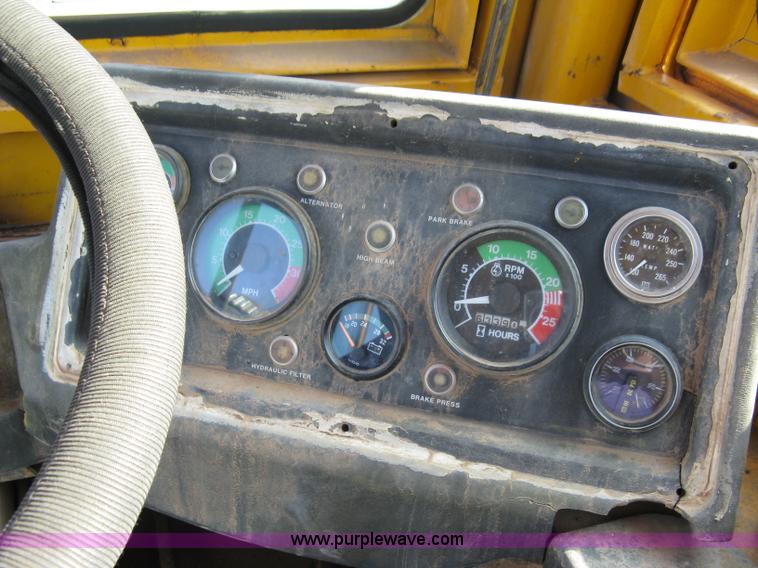 image for item 5046 1976 John Deere 762 paddle scraper