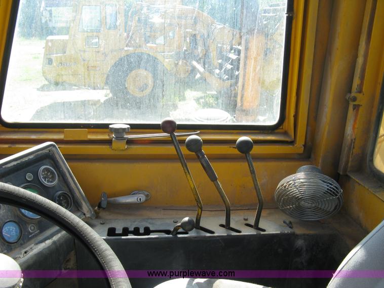 image for item 5046 1976 John Deere 762 paddle scraper