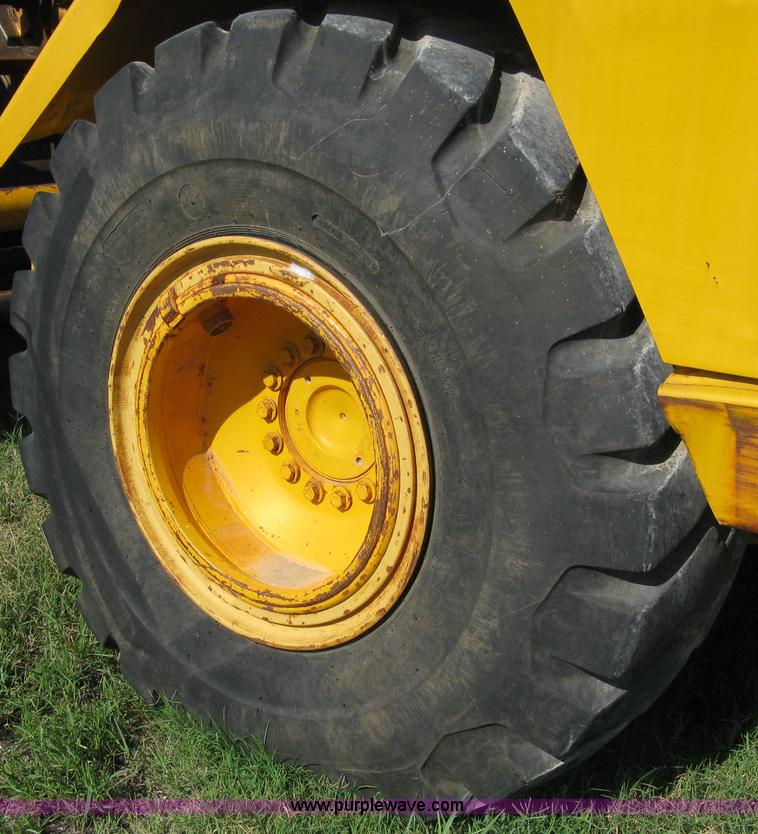 image for item 5046 1976 John Deere 762 paddle scraper