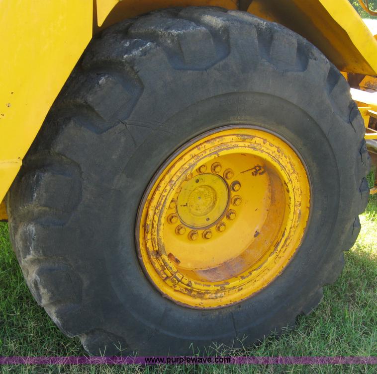 image for item 5046 1976 John Deere 762 paddle scraper