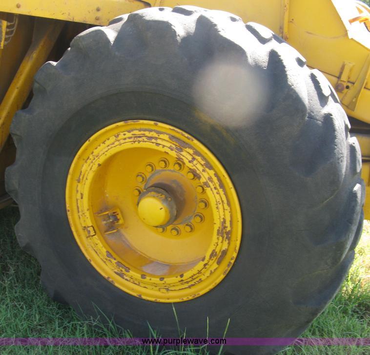 image for item 5046 1976 John Deere 762 paddle scraper