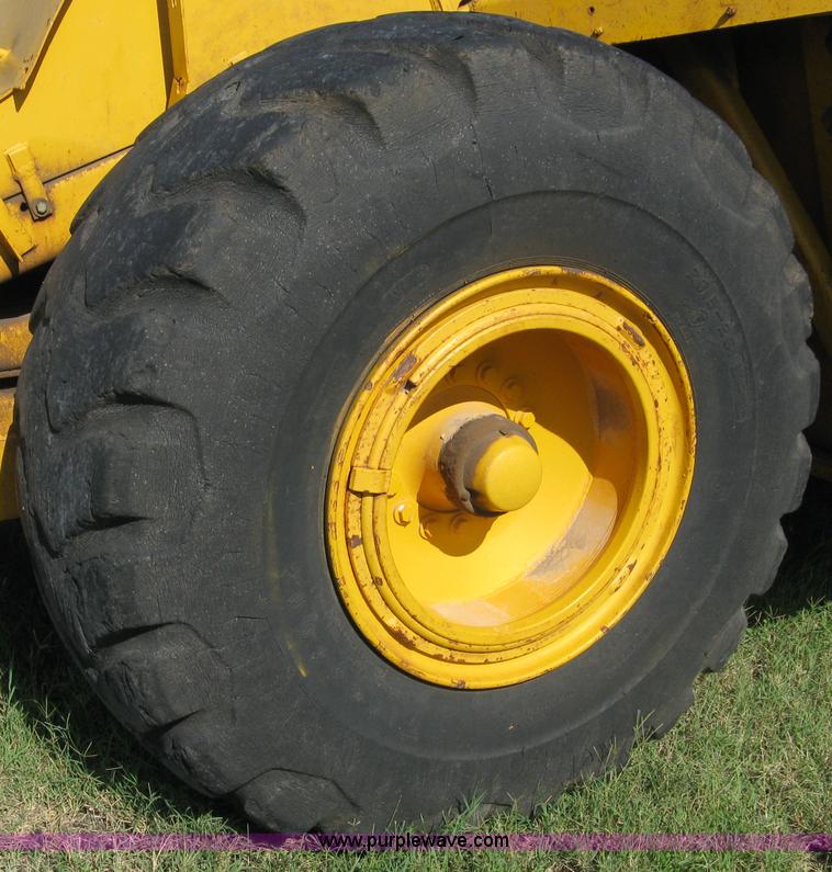 image for item 5046 1976 John Deere 762 paddle scraper