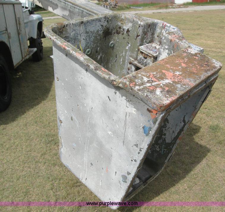 image for item 6131 1970 Ford 600 bucket truck